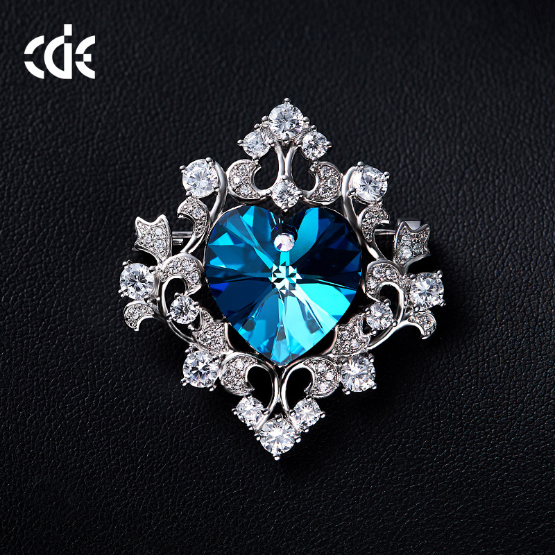 new European and American heart-shaped corsage is fashionable, simple and versatile, crystal brooch, women's high-end pin