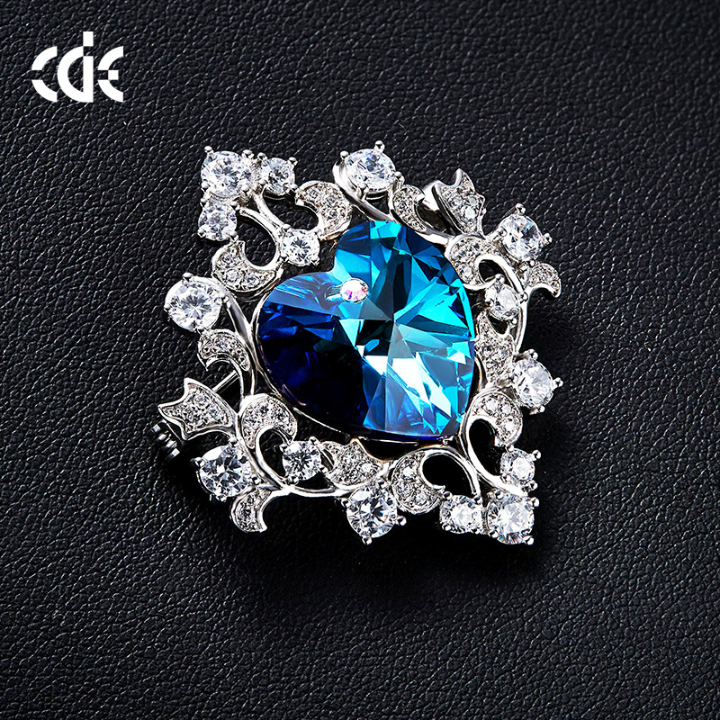 new European and American heart-shaped corsage is fashionable, simple and versatile, crystal brooch, women's high-end pin