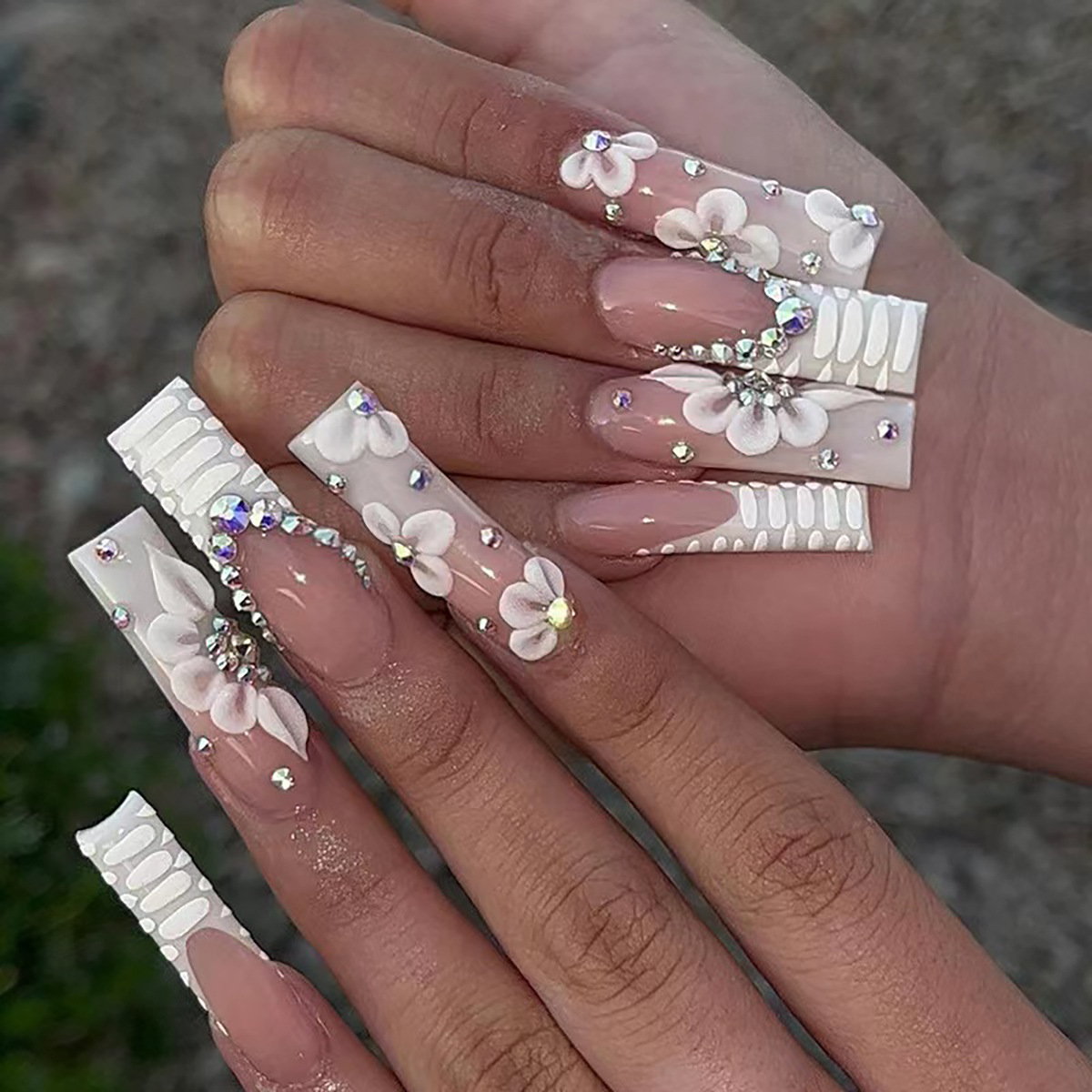 The bride wears French flower style nail stickers with snake and crocodile patterns, and fake nails