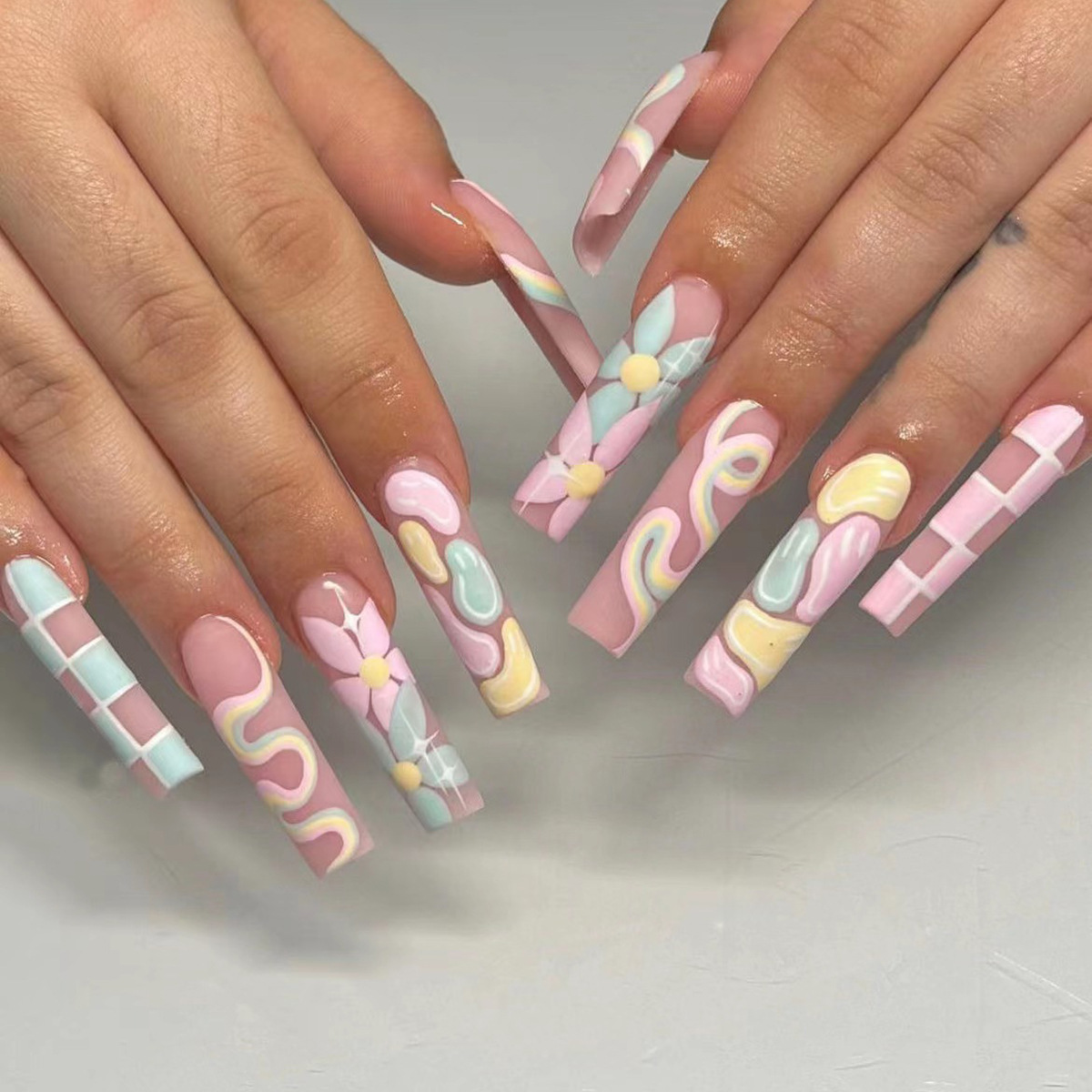 Macaron color scheme with small floral lines and plaid patterns, wearing nail products, fake nails, nail patches, and nail patches